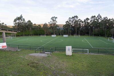 Rois - Instalacion de terreo de xogo de herba artificial no Campo de Futbol de O Pino (Urdilde) 